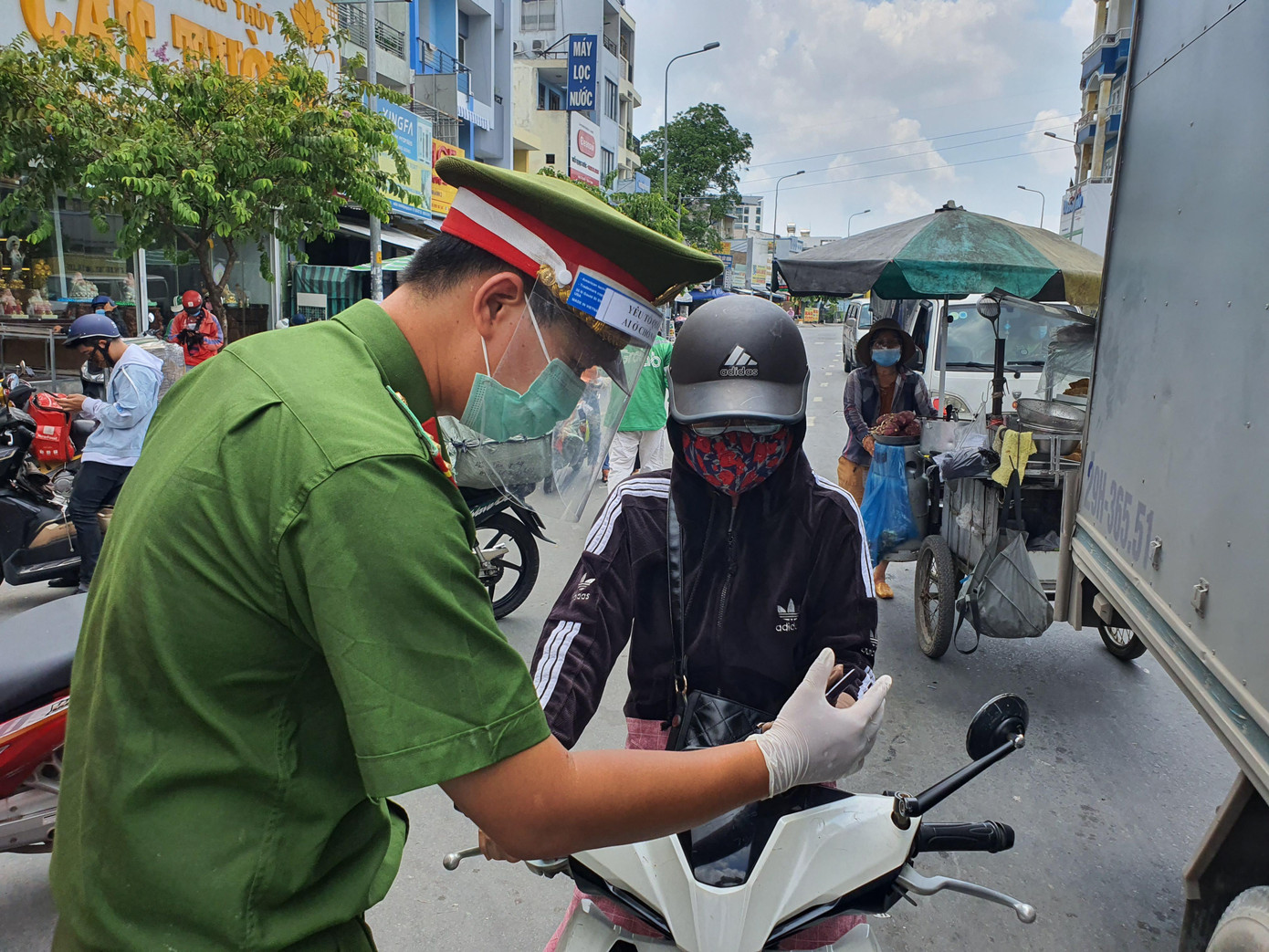 Tại chốt Phan Văn Trị - Phạm Văn Đồng, lực lượng chức năng kiểm tra kỹ thông tin khai báo y tế trên điện thoại của người dân. Tại chốt Phan Văn Trị - Phạm Văn Đồng, lực lượng chức năng kiểm tra kỹ thông tin khai báo y tế trên điện thoại của người dân.