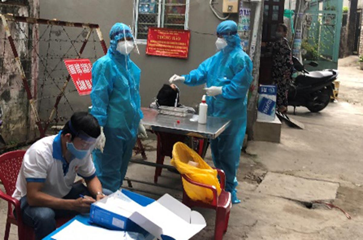 Lực lượng chức năng đang truy vết các trường hợp liên quan đến các ca nghi mắc mới. Lực lượng chức năng đang truy vết các trường hợp liên quan đến các ca nghi mắc mới.