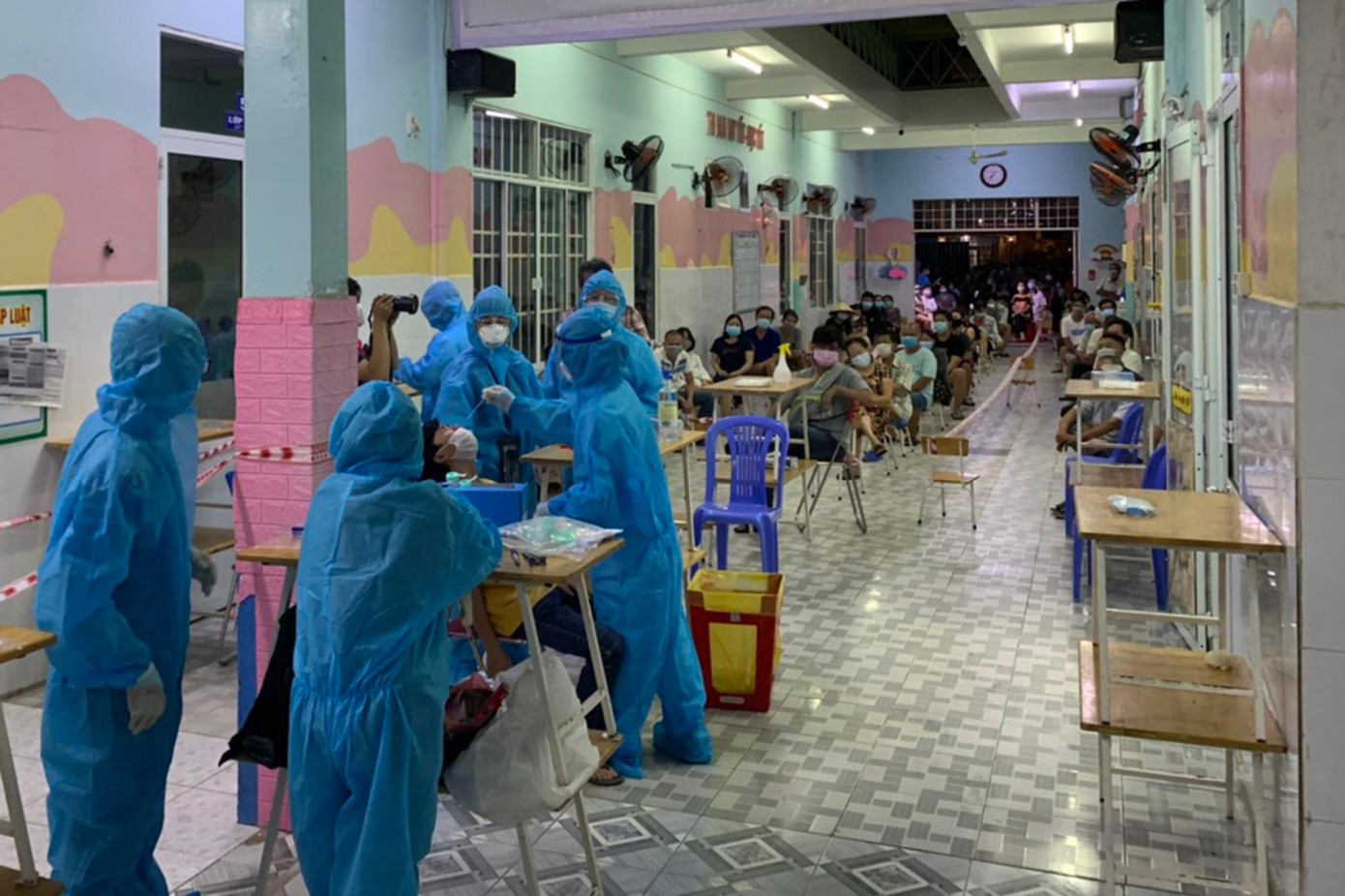 Những người tham gia lấy mẫu đã được tập huấn các quy trình tầm soát khi tiếp xúc người dân cho các tình nguyện viên nhằm đảm bảo đúng quy trình, không chỉ an toàn cho nhân viên y tế mà còn giúp người dân không bị căng thẳng khi được lấy mẫu xét nghiệm COVD-19.