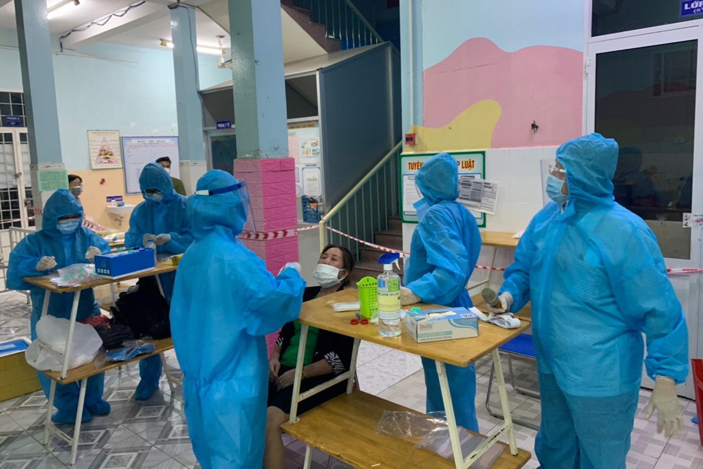 Ngay trong đêm 29/6, lực lượng nhân viên y tế đã khẩn trương lấy mẫu xét nghiệm COVID-19 cho người dân ở các điểm được đánh giá có nguy cơ rất cao.