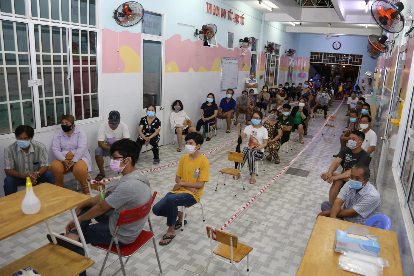 Để chung tay cùng TPHCM trong công tác phòng chống dịch bệnh, Bệnh viện Chợ Rẫy đã điều động khẩn cấp 10 tổ công tác với 150 nhân viên y tế đến hỗ trợ lấy mẫu xét nghiệm cho người dân TPHCM. Các tổ lấy mẫu đã xuất quân vào tối 29/6.