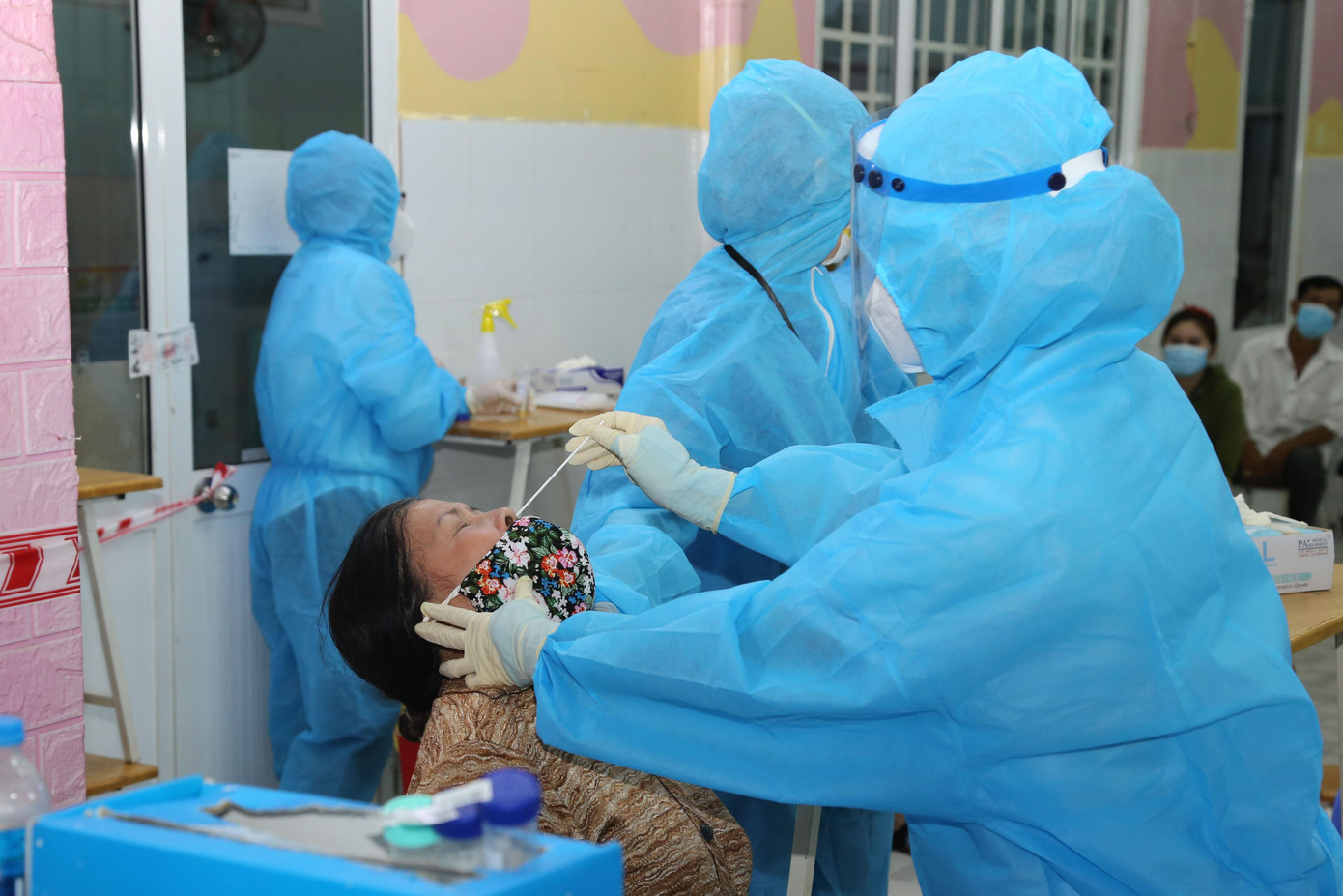 Theo TS-BSCKII Nguyễn Tri Thức, thời gian qua, tình hình dịch bệnh tại TP.HCM đang diễn biến phức tạp, ngành Y tế thành phố đang triển khai lấy mẫu xét nghiệm tầm soát COVID-19 trên diện rộng.