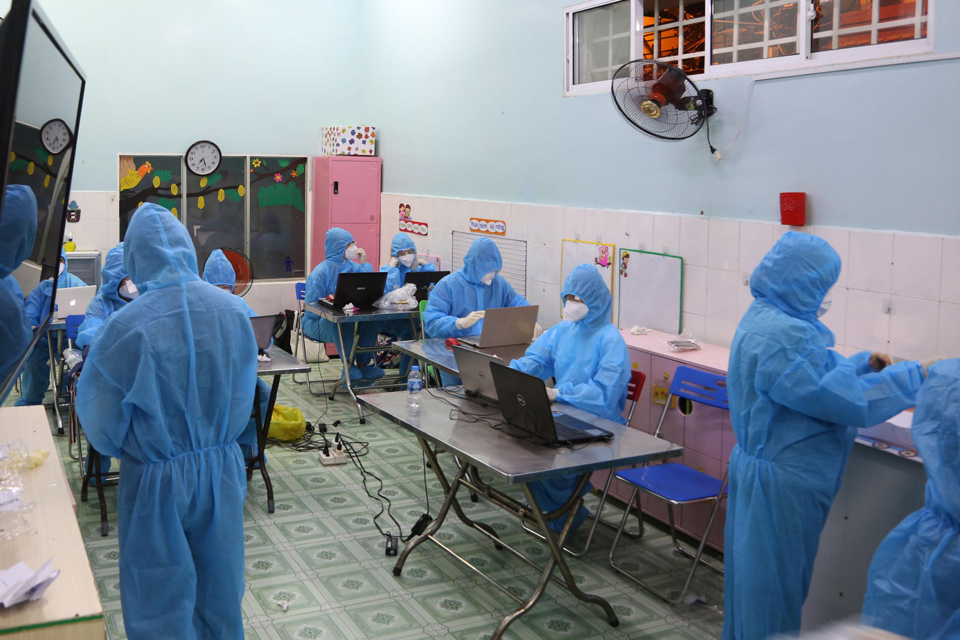 Theo UBND TPHCM, có 5 địa phương thuộc nhóm nguy cơ rất cao gồm: quận 8, Bình Tân, Tân Phú, huyện Hóc Môn và Bình Chánh. Những địa phương này sẽ lấy tổng cộng 500.000 mẫu mỗi ngày từ 26/9.