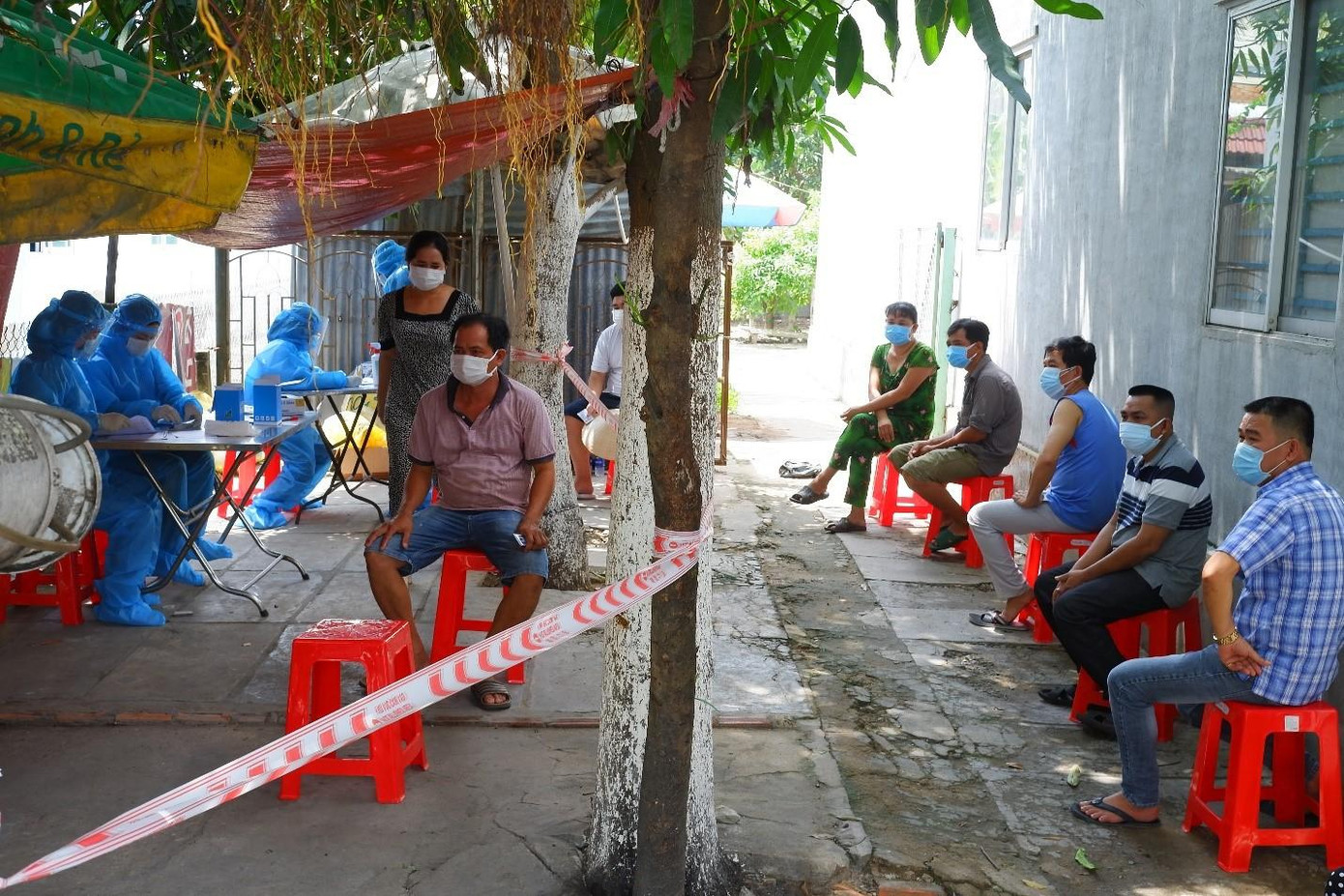 Do con hẻm nằm trên đoạn đường chính có nhiều cửa hàng buôn bán, y tế địa phương đã triển khai lấy mẫu xét nghiệm mở rộng 170 nhân khẩu trên đoạn đường chính ngay trong buổi sáng 1/6.