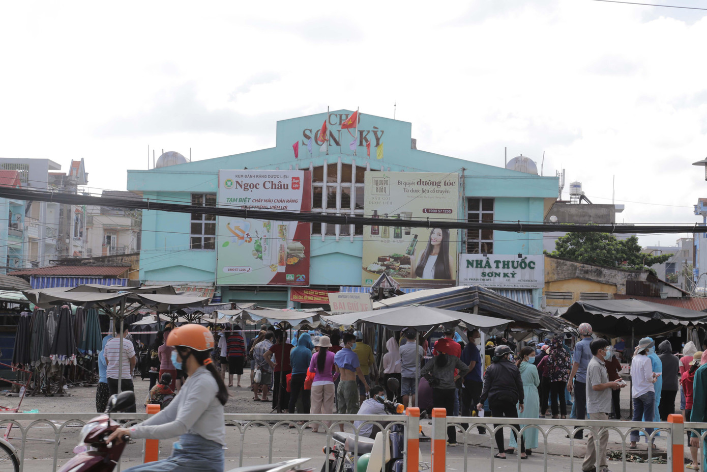 Khu chợ với hàng trăm tiểu thương và những hộ dân ở xung quanh được phong tỏa. Cơ quan chức năng cũng đang tìm những người đã đến chợ này từ ngày 10-22/6.