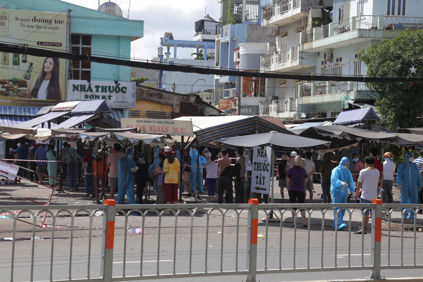 Ngành y tế đã điều động nhiều nhân viên đến chợ Sơn Kỳ để tiến hành lấy mẫu xét nghiệm tầm soát COVID-19 cho tiểu thương, người dân hai bên chợ.