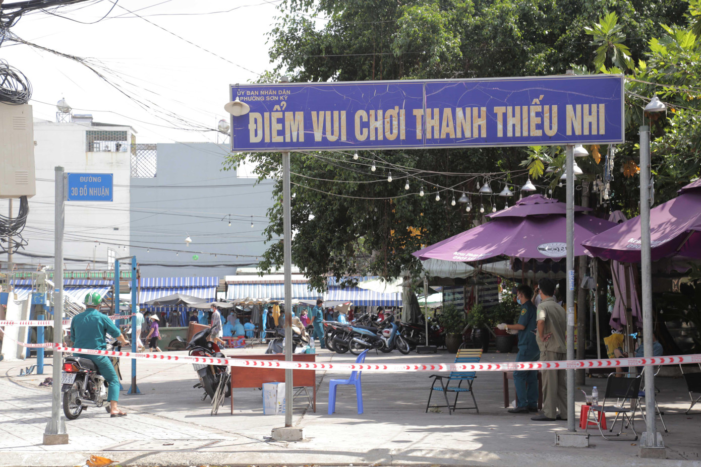 Một con hẻm trên đường Đỗ Nhuận, phía sau chợ Sơn Kỳ cũng được phong tỏa để điều tra dịch tễ.