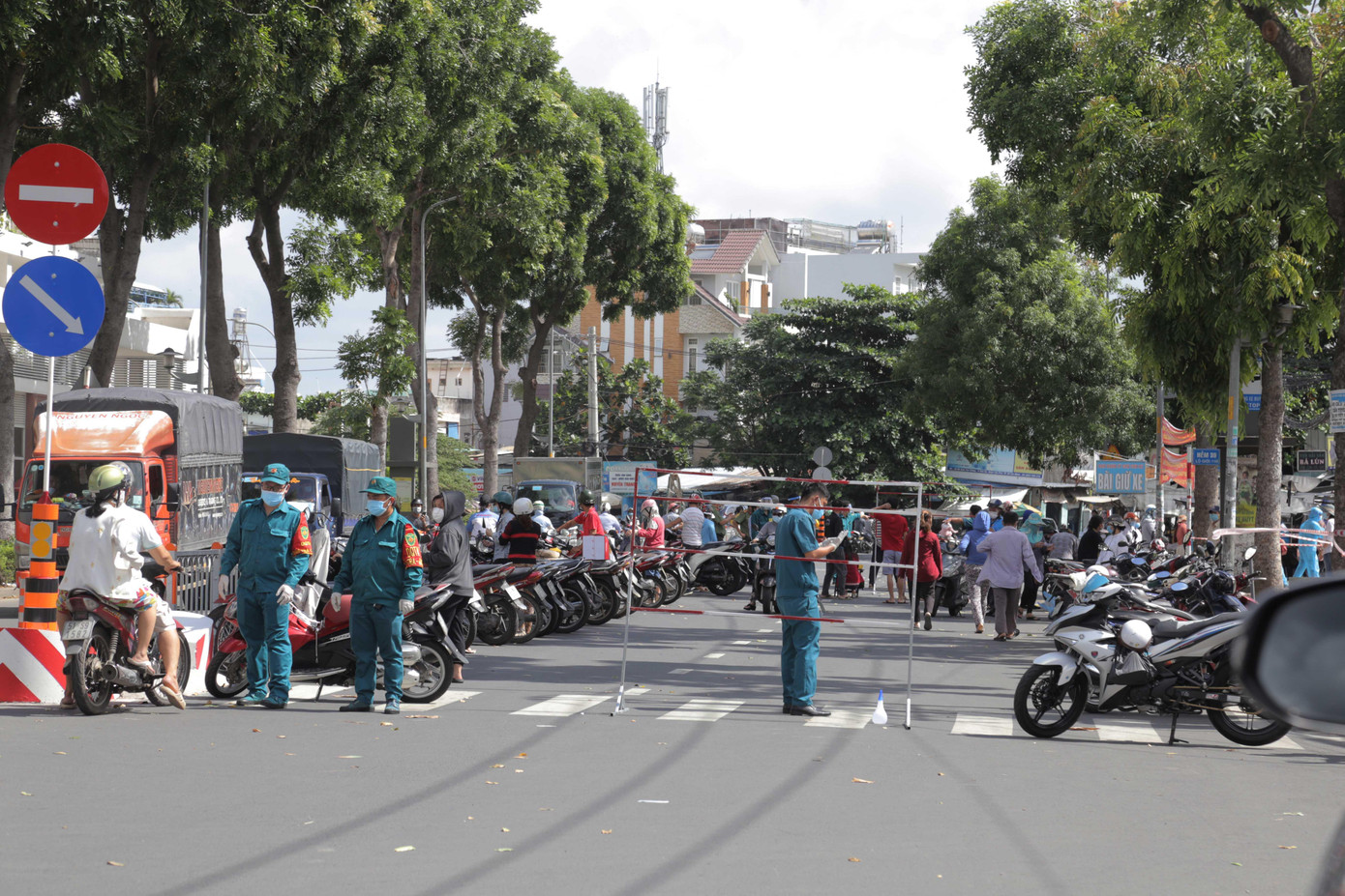 Ghi nhận của phóng viên, đến hơn 11h trưa 23/6, cơ quan chức năng đã lập hàng rào, căng dây phong tỏa một đoạn đường Bờ Bao Tân Thắng, phía trước chợ Sơn Kỳ.