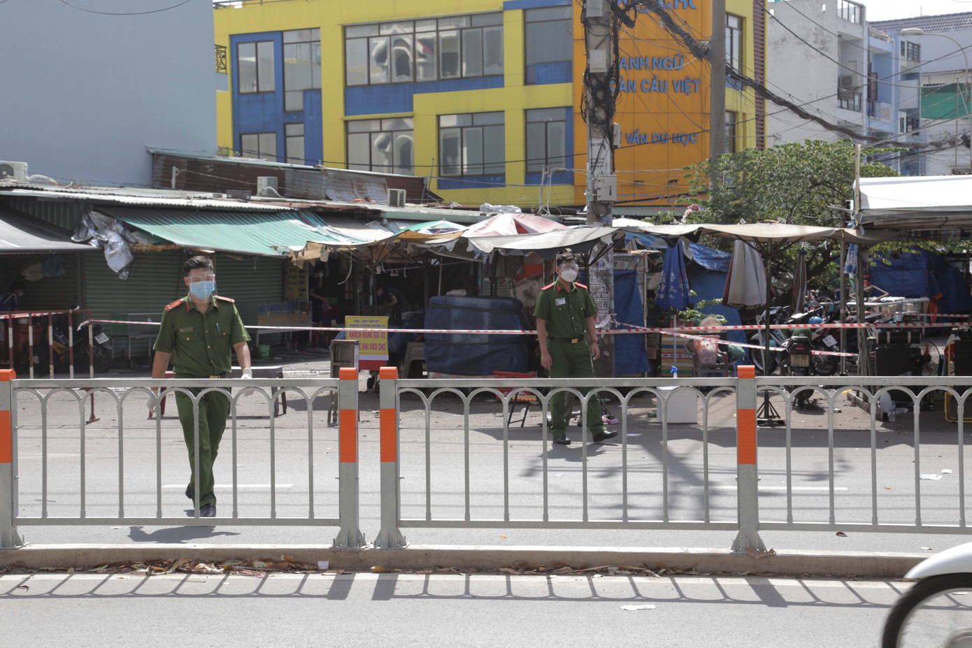 Lực lượng công an chốt chặn, đảm bảo an ninh trật tự, ổn định tình hình tại khu vực phong tỏa.