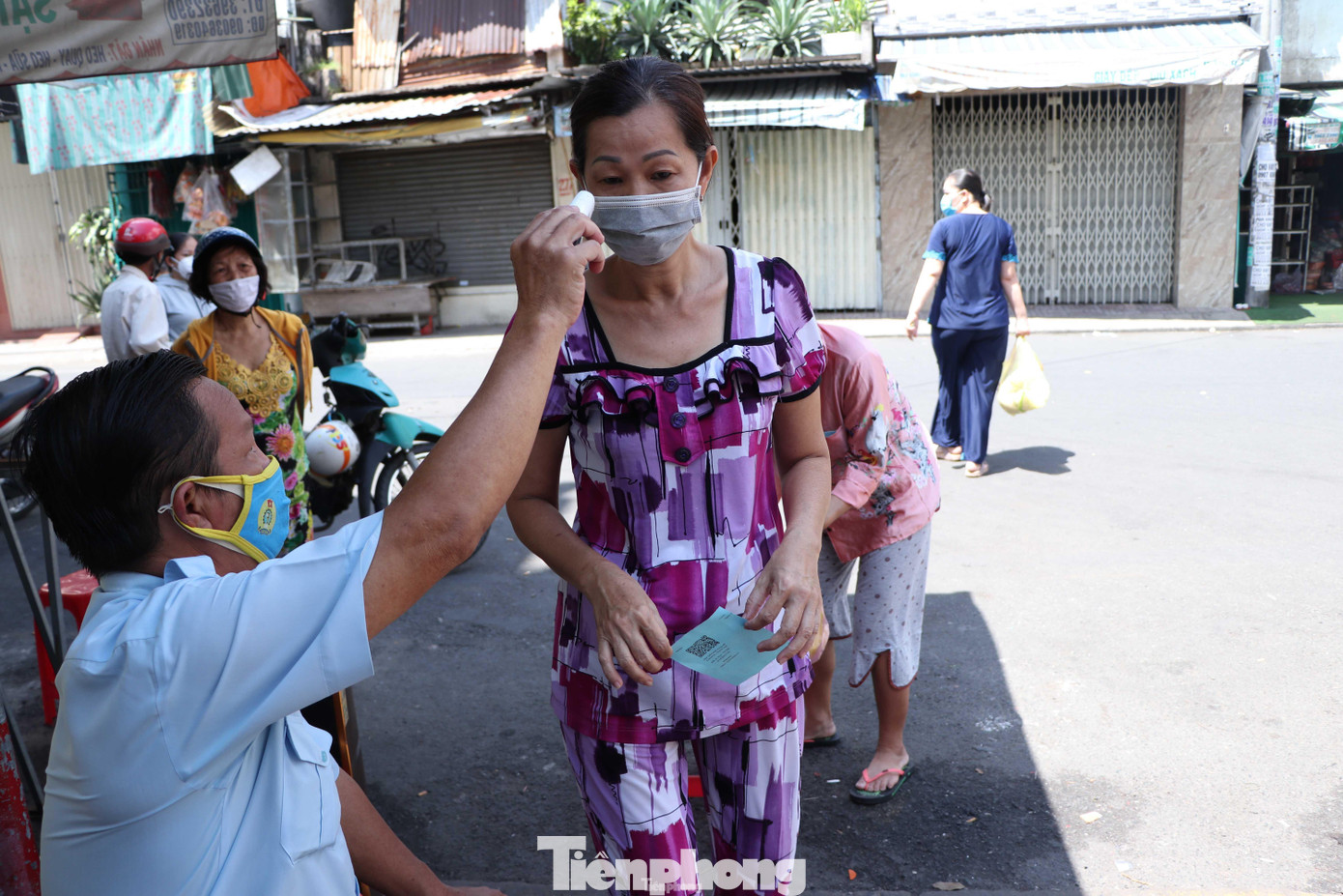 Hiện nay, Sở Công thương TPHCM cũng đang yêu cầu các chợ truyền thống nâng cao các biện pháp phòng chống dịch COVID-19, khuyến khích các chợ thực hiện phát phiếu cho người đi chợ để kiểm soát số lượng người vào chợ trong một thời điểm. Hiện nay, Sở Công thương TPHCM cũng đang yêu cầu các chợ truyền thống nâng cao các biện pháp phòng chống dịch COVID-19, khuyến khích các chợ thực hiện phát phiếu cho người đi chợ để kiểm soát số lượng người vào chợ trong một thời điểm.