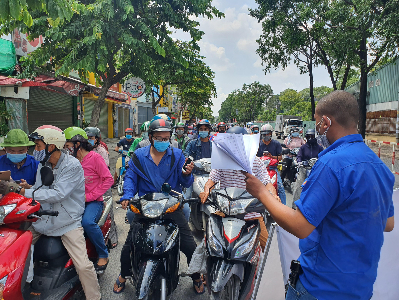 Nhiều người không có điện thoại thông minh phải khai báo trên giấy khi qua trạm kiểm soát trên đường Nguyễn Kiệm, quận Gò Vấp. Nhiều người không có điện thoại thông minh phải khai báo trên giấy khi qua trạm kiểm soát trên đường Nguyễn Kiệm, quận Gò Vấp.