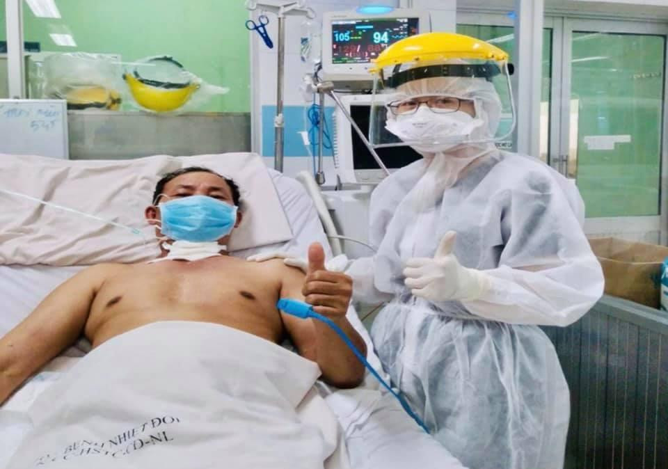 Một bệnh nhân COVID-19 hồi phục tốt sau thời gian điều trị ở Bệnh viện Bệnh Nhiệt đới TPHCM. Một bệnh nhân COVID-19 hồi phục tốt sau thời gian điều trị ở Bệnh viện Bệnh Nhiệt đới TPHCM.