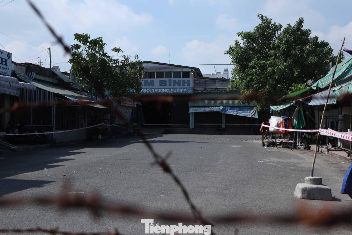 Chợ Tam Bình có khoảng 320 tiểu thương đăng ký kinh doanh, địa phương cùng ngành Y tế đang tiến hành truy vết, khử khuẩn và thực hiện các biện pháp phòng chóng COVID-19.