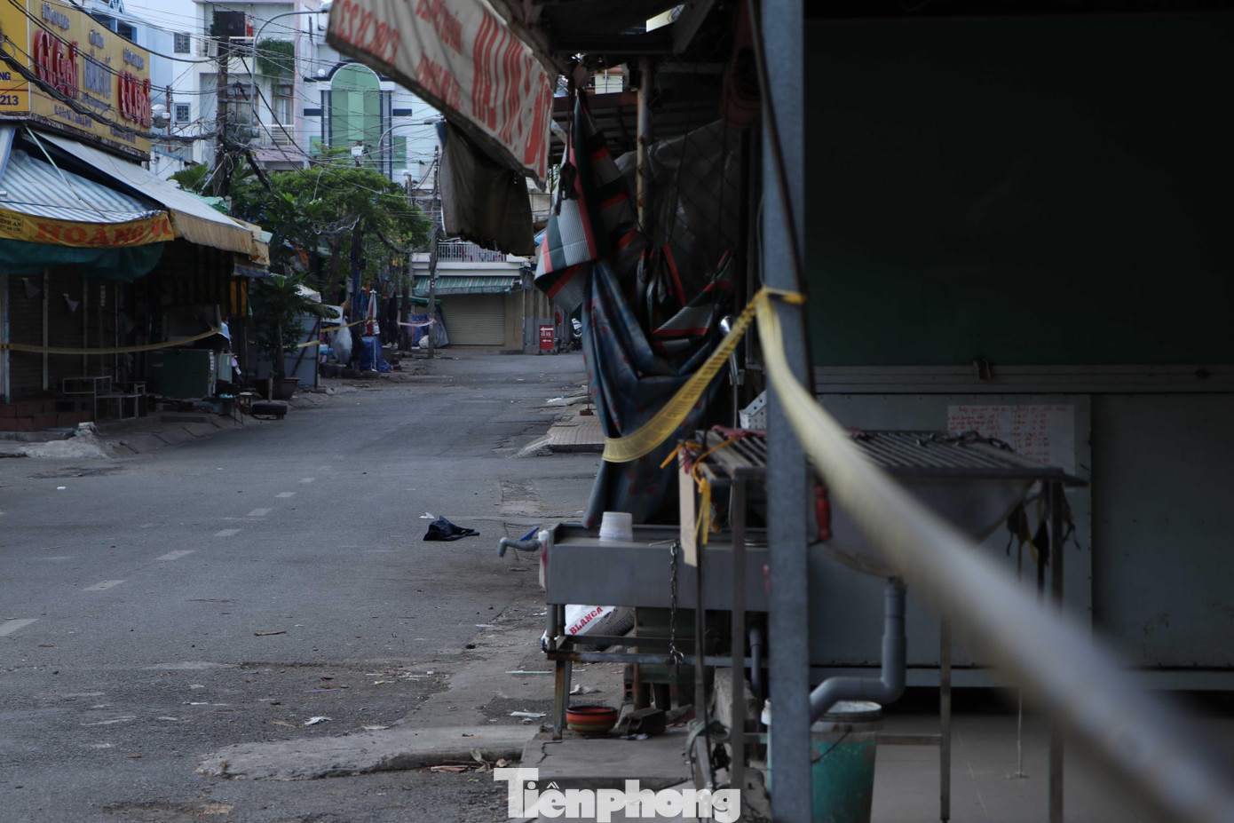 Ghi nhận vào sáng 29/6, hàng trăm ki-ốt bán hàng tại khu vực chợ Tam Bình đã đóng cửa ngừng kinh doanh.
