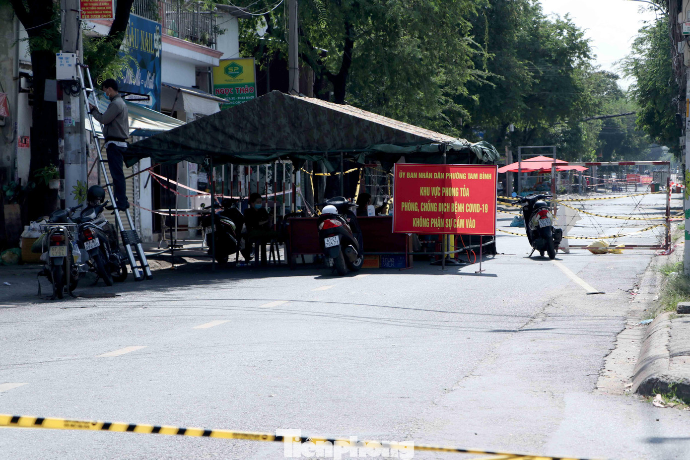 Khu dân cư trên đường Gò Dưa (phía sau chợ Tam Bình) được phong tỏa cách ly để phòng chống COVID-19 do liên quan một số trường hợp mắc COVID-19.