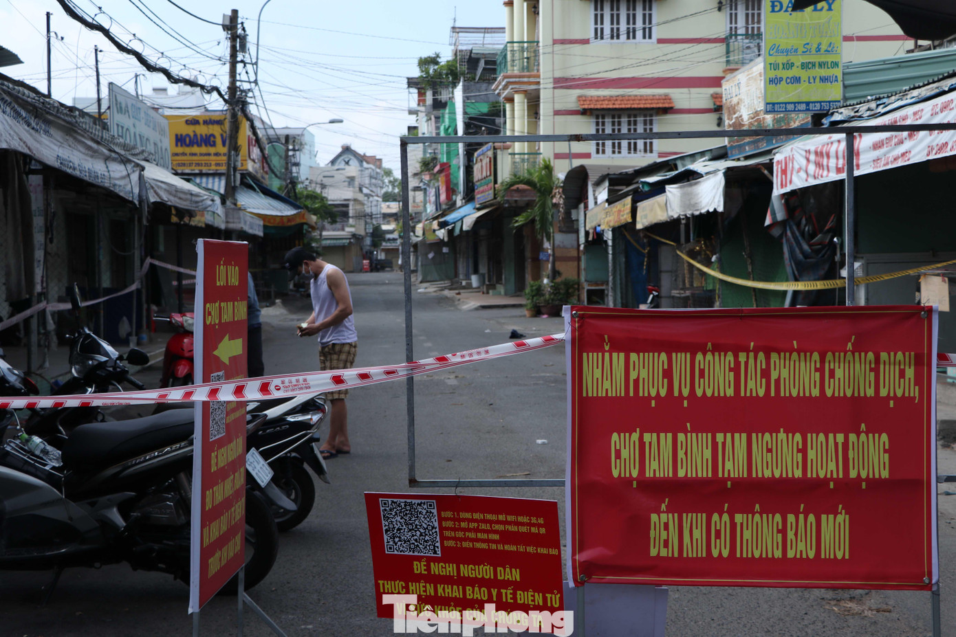 Do khu vực chợ có nhiều khu dân cư có người dân cư ngụ, lực lượng chức năng đã căng dây khoanh vùng diện rộng để đảm bảo việc ngưng hoạt động thương mại theo đúng yêu cầu.