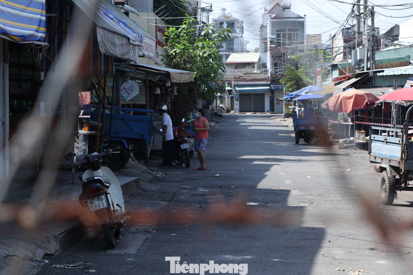 Dù nằm trong khu vực khoanh vùng chợ Tam Bình nhưng người dân vẫn được sinh hoạt bình thường, chính quyền địa phương chỉ tạm ngưng hoạt động kinh doanh thương mại của chợ.