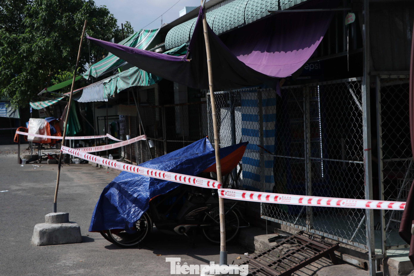 Lực lượng chức năng đã căng dây khoanh vùng, chốt chặn ở các cửa ngõ ra vào chợ để tuyên truyền nhắc nhở người dân.