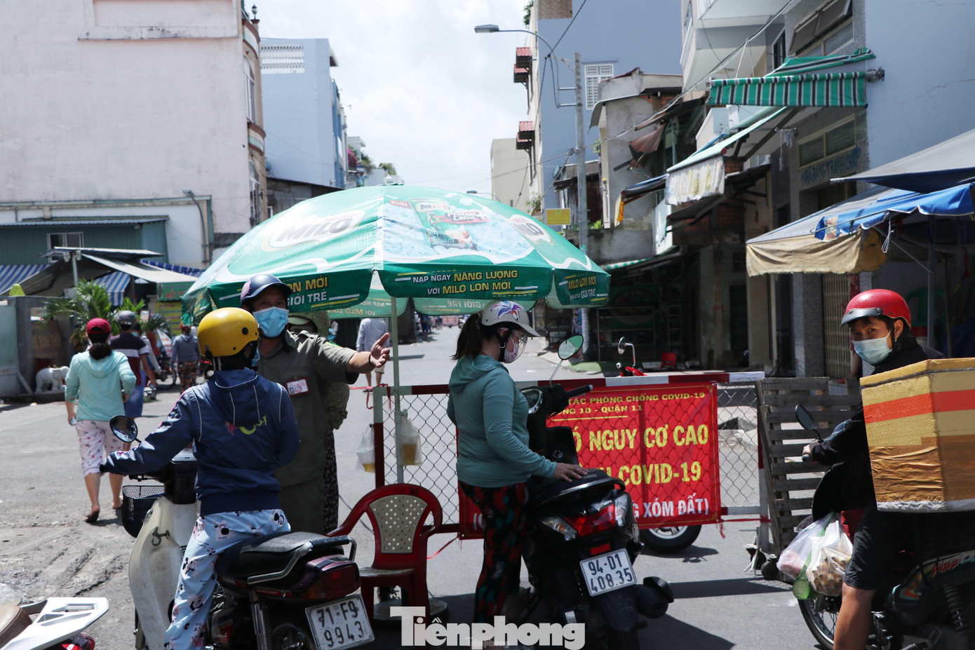 Chính quyền phường 10, quận 11, TPHCM lập chốt kiểm soát phía trước chợ. Người dân có thẻ sẽ được chạy xe máy vào trong. Người chưa có thẻ được yêu cầu gửi xe máy ở ngoài và đi bộ vào đăng ký cấp thẻ. Chính quyền phường 10, quận 11, TPHCM lập chốt kiểm soát phía trước chợ. Người dân có thẻ sẽ được chạy xe máy vào trong. Người chưa có thẻ được yêu cầu gửi xe máy ở ngoài và đi bộ vào đăng ký cấp thẻ.