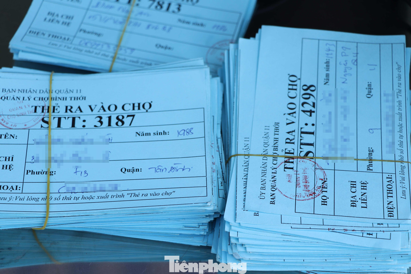 Thẻ đi chợ được ghi đầy đủ họ tên, địa chỉ, số điện thoại của người dân để kiểm soát. Thẻ đi chợ được ghi đầy đủ họ tên, địa chỉ, số điện thoại của người dân để kiểm soát.