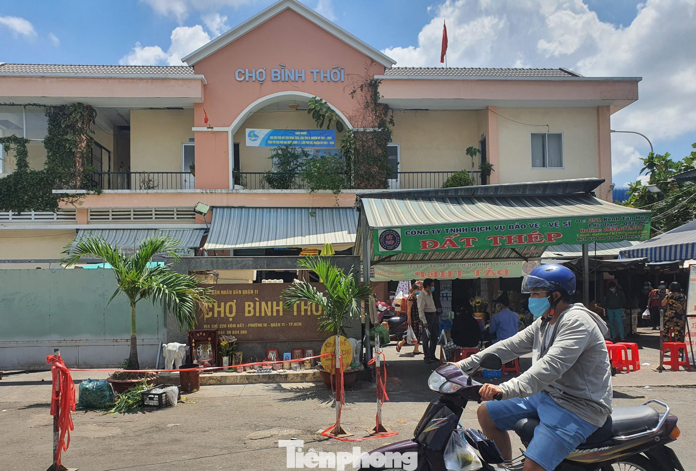 Theo đại diện Ban quản lý chợ Bình Thới, việc phát phiếu để kiểm soát người dân vào chợ được triển khai khoảng 1 tháng nay, kể từ khi TPHCM thực hiện giãn cách xã hội để phòng chống COVID-19. Theo đại diện Ban quản lý chợ Bình Thới, việc phát phiếu để kiểm soát người dân vào chợ được triển khai khoảng 1 tháng nay, kể từ khi TPHCM thực hiện giãn cách xã hội để phòng chống COVID-19.
