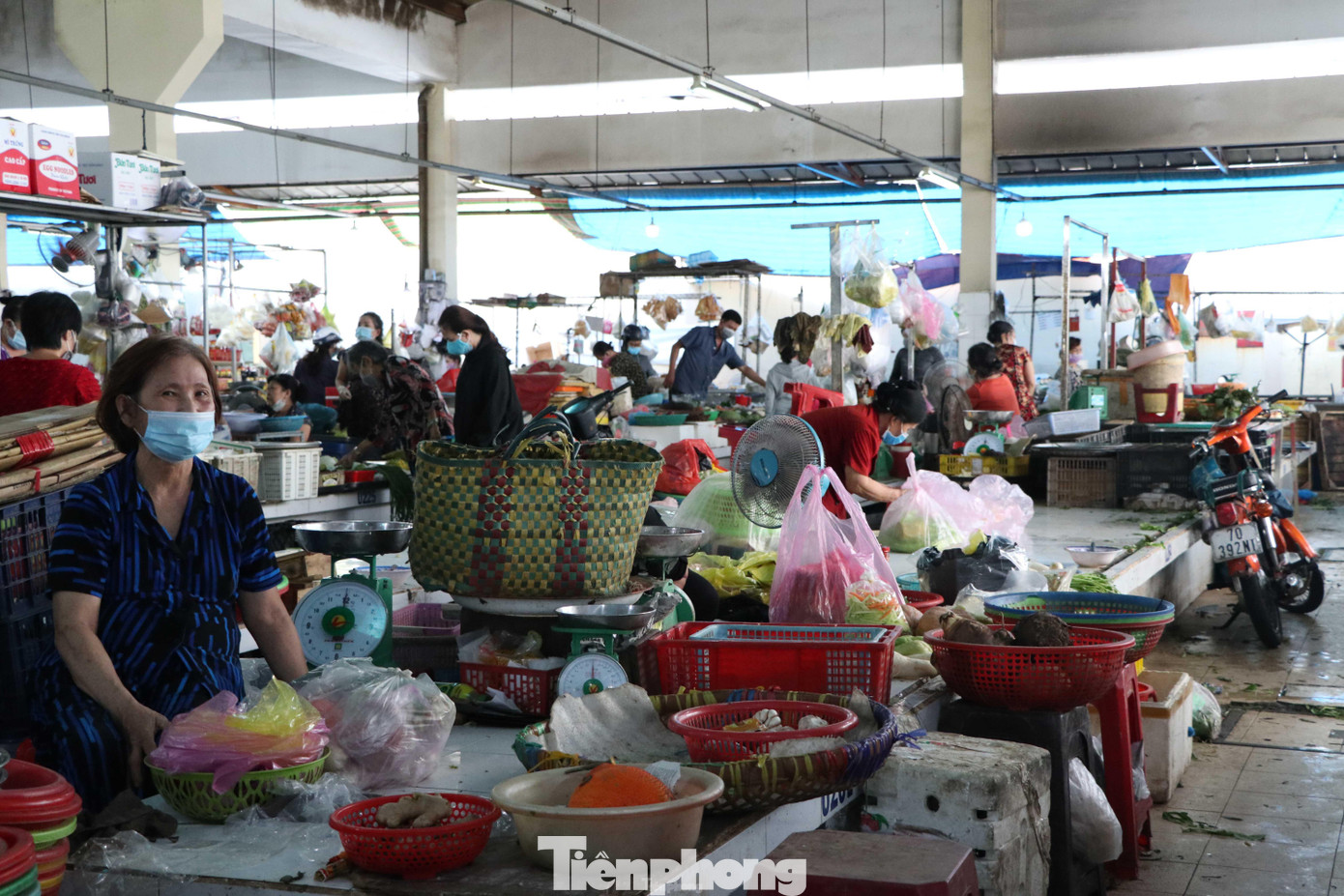 Do số lượng người dân vào chợ được kiểm soát nên bên trong chợ khá thông thoáng, không có cảnh tụ tập đông người trong một thời điểm. Do số lượng người dân vào chợ được kiểm soát nên bên trong chợ khá thông thoáng, không có cảnh tụ tập đông người trong một thời điểm.