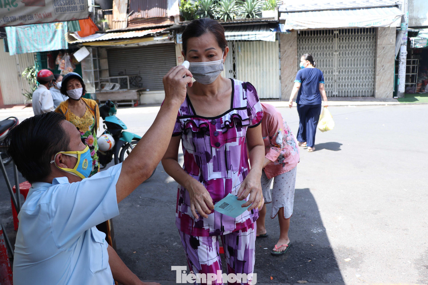 Lực lượng thuộc Ban quản lý chợ sẽ tiến hành đo thân nhiệt. Người có biểu hiện sốt sẽ không được vào chợ. Lực lượng thuộc Ban quản lý chợ sẽ tiến hành đo thân nhiệt. Người có biểu hiện sốt sẽ không được vào chợ.