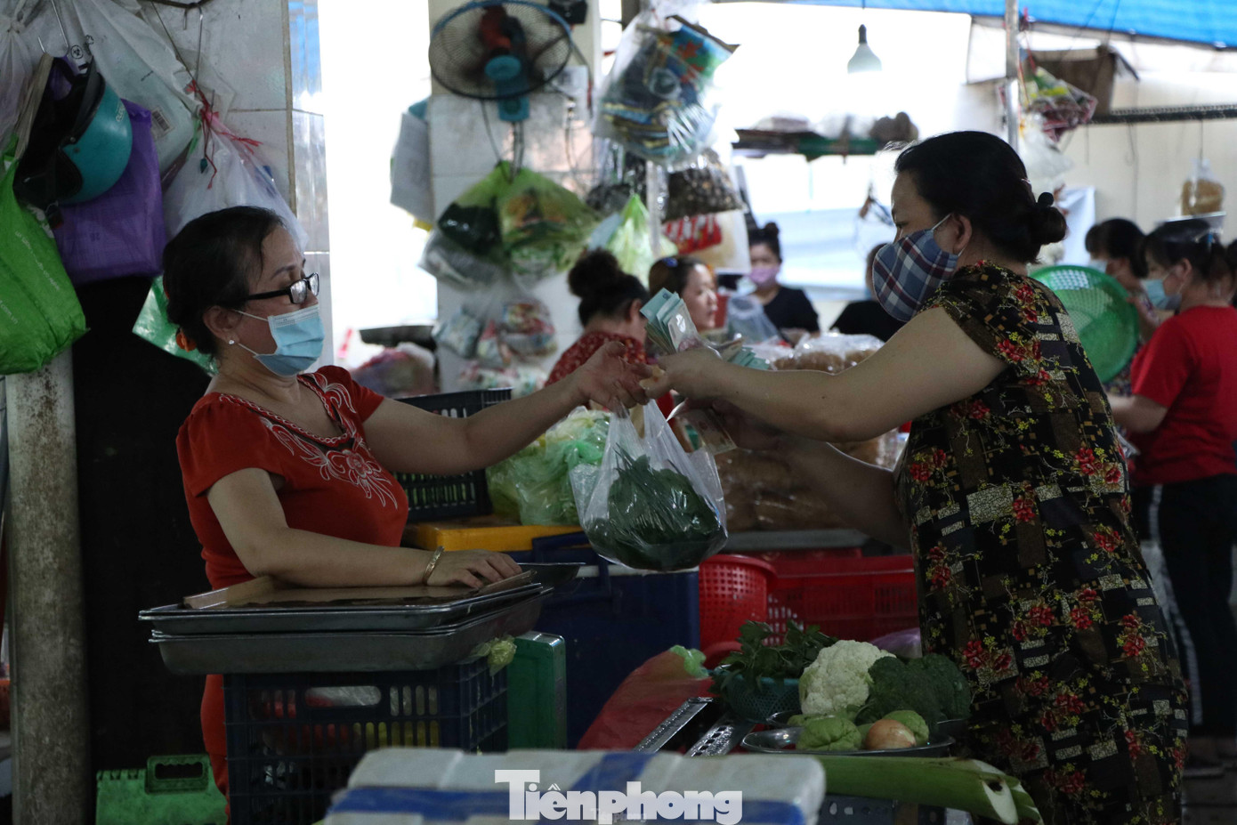 Sau khi xuất trình thẻ đi chợ và được nhân viên quản lý lưu số thẻ trong sổ, người dân sẽ được vào chợ để mua sắm nhu yếu phẩm, thực phẩm. Sau khi xuất trình thẻ đi chợ và được nhân viên quản lý lưu số thẻ trong sổ, người dân sẽ được vào chợ để mua sắm nhu yếu phẩm, thực phẩm.