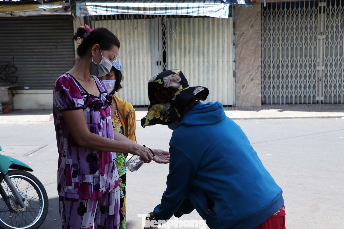 Trước khi vào chợ, người dân phải thực hiện rửa tay sát khuẩn, giữ khoảng cách an toàn để phòng chống COVID-19. Trước khi vào chợ, người dân phải thực hiện rửa tay sát khuẩn, giữ khoảng cách an toàn để phòng chống COVID-19.