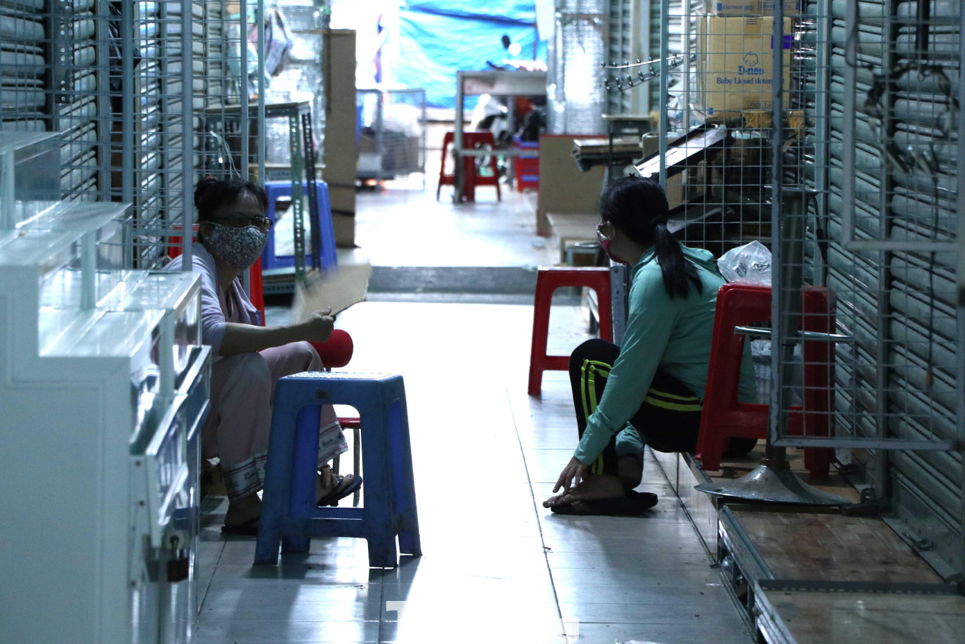 Một số ki-ốt kinh doanh mặt hàng không phải nhu yếu phẩm, thực phẩm đóng cửa để đảm bảo quy tắc phòng chống dịch. Một số ki-ốt kinh doanh mặt hàng không phải nhu yếu phẩm, thực phẩm đóng cửa để đảm bảo quy tắc phòng chống dịch.