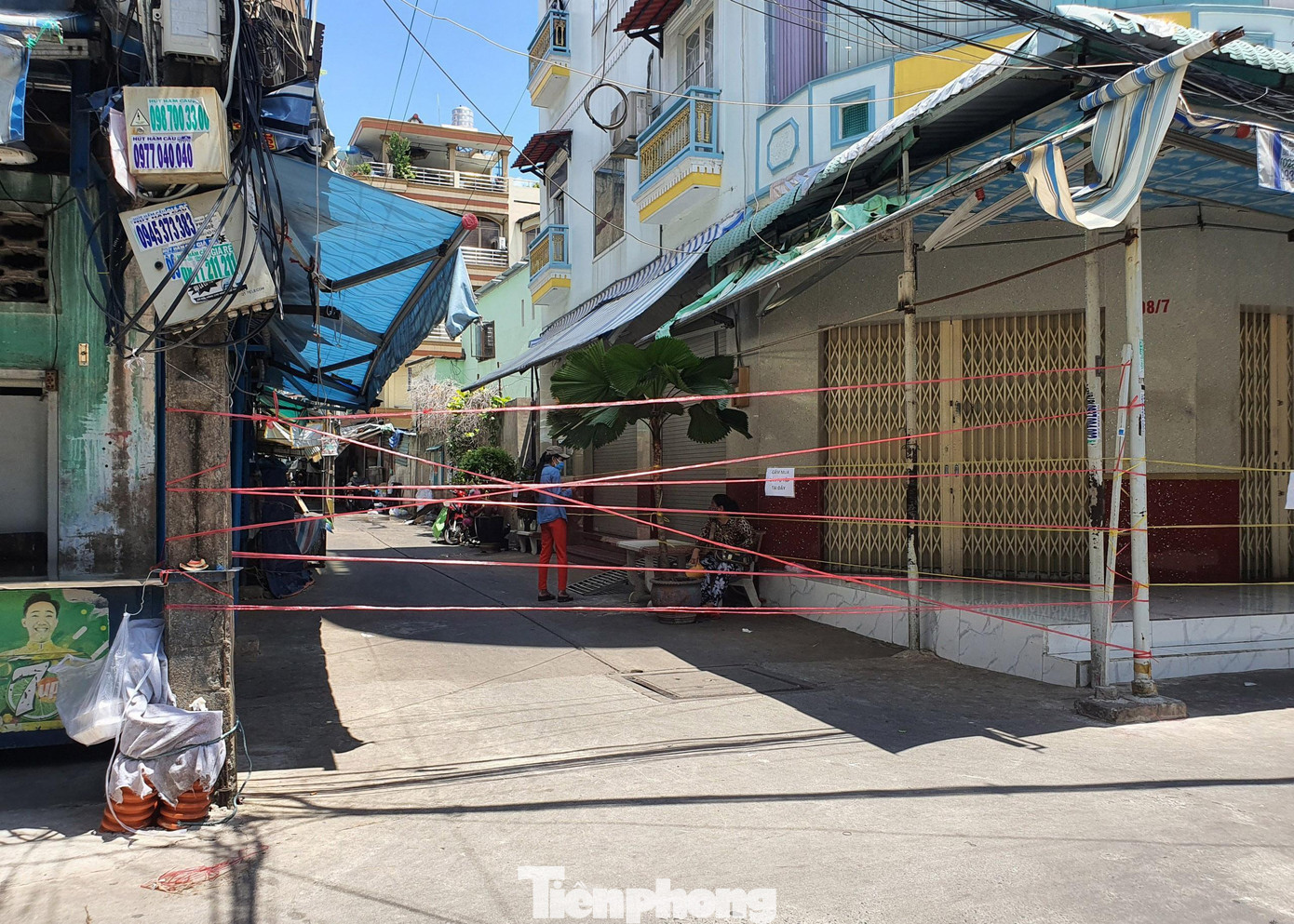 Các khu chợ tự phát xung quanh chợ truyền thống cũng được lực lượng chức năng giải tán nhằm đảm bảo an toàn phòng chống dịch COVID-19. Các khu chợ tự phát xung quanh chợ truyền thống cũng được lực lượng chức năng giải tán nhằm đảm bảo an toàn phòng chống dịch COVID-19.