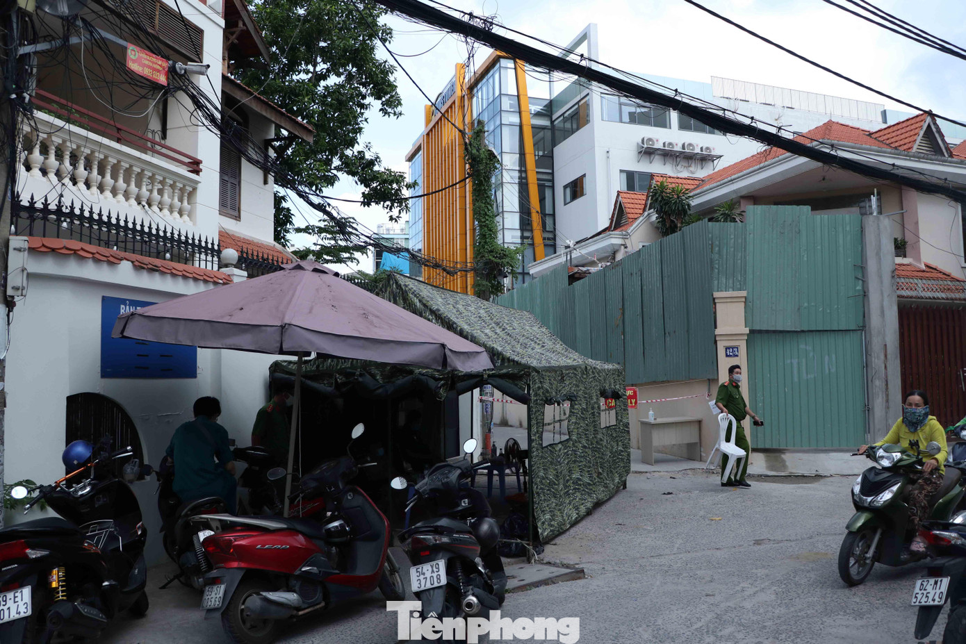 Lực lượng chức năng lập lều dã chiến trước cổng tòa nhà để trực chốt. Lực lượng chức năng lập lều dã chiến trước cổng tòa nhà để trực chốt.