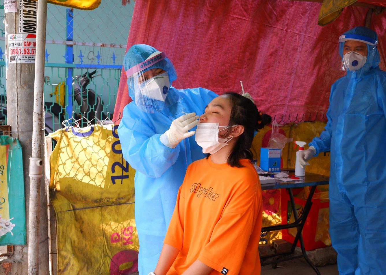 Sau khi nhận thông tin ca nghi nhiễm, các đơn vị liên quan đã tiến hành xử trí khẩn cấp, truy vết khoanh vùng nơi người này cư trú. Khu hẻm nơi người này cư trú đã được phong tỏa. Ngành y tế địa phương đã tiến hành truy vết các trường hợp tiếp xúc, lấy mẫu xét nghiệm và thực hiện cách ly tập trung.