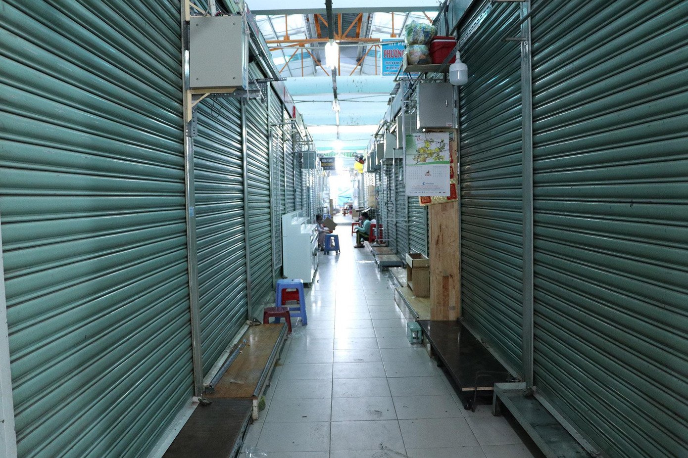 Các ki-ốt trong chợ đóng cửa. Các ki-ốt trong chợ đóng cửa.