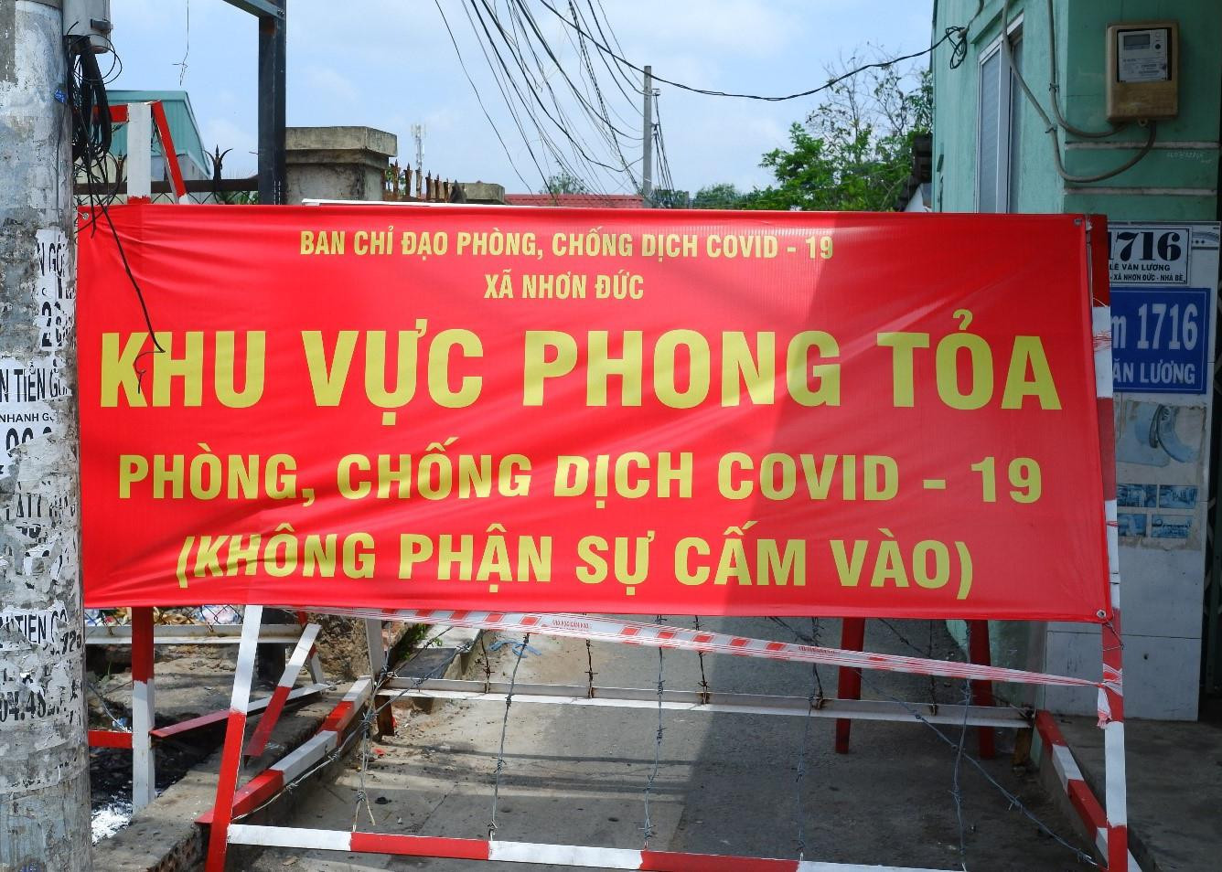 Trong ngày, TPHCM cũng ghi nhận một trường hợp nghi mắc COVID-19 khác ở xã Nhơn Đức, huyện Nhà Bè. Trường hợp này là đồng nghiệp của BN7432 đã được cách ly và lấy mẫu xét nghiệm trước đó.