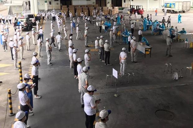 Nhân viên công ty Nidec Sankyo xếp hàng chờ lấy mẫu xét nghiệm. Nhân viên công ty Nidec Sankyo xếp hàng chờ lấy mẫu xét nghiệm.