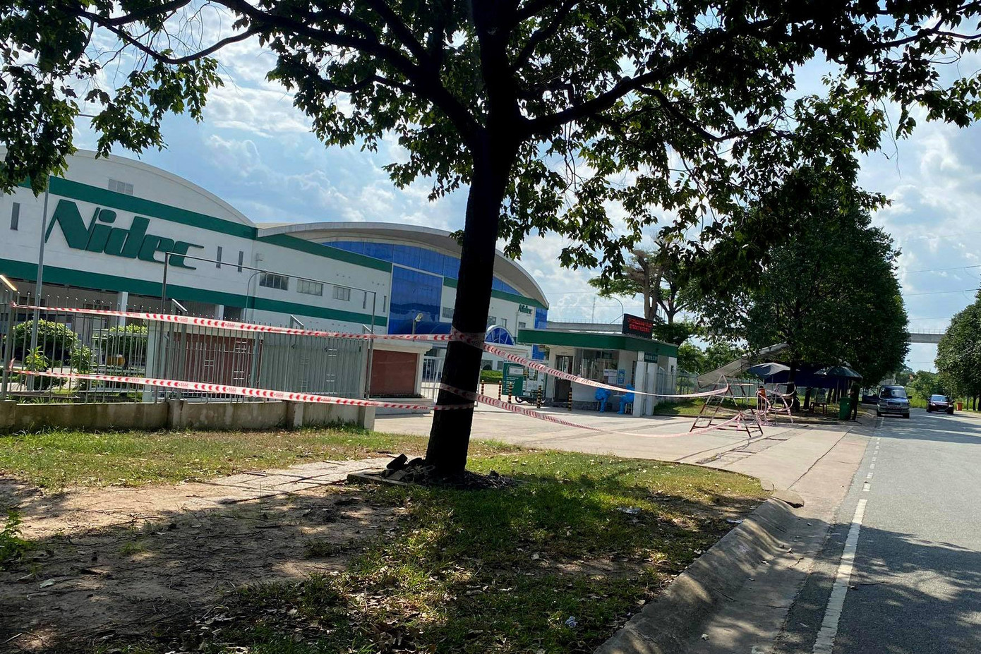 Lực lượng chức năng căng dây phong tỏa công ty. Lực lượng chức năng căng dây phong tỏa công ty.