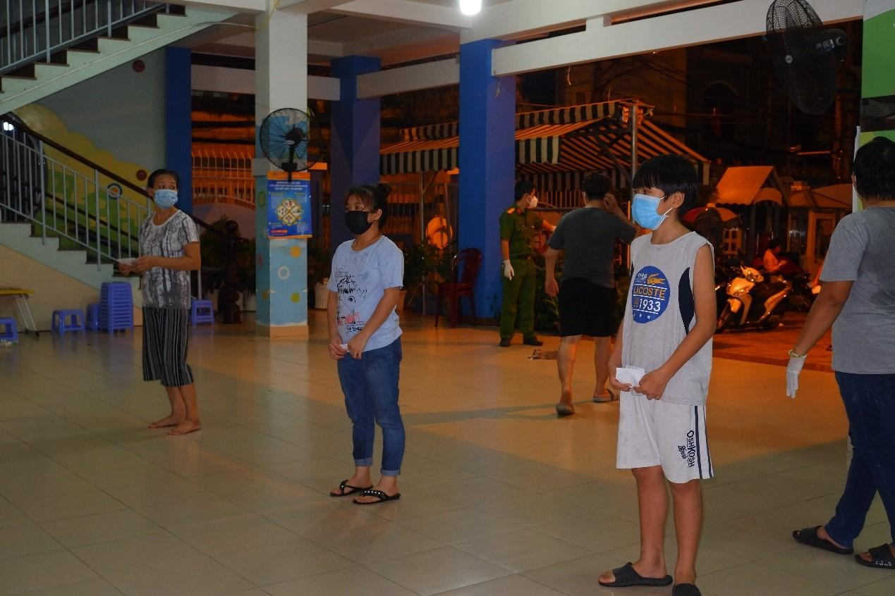 Việc lấy mẫu được triển khai đảm bảo quy tắc 5K trong phòng chống dịch.