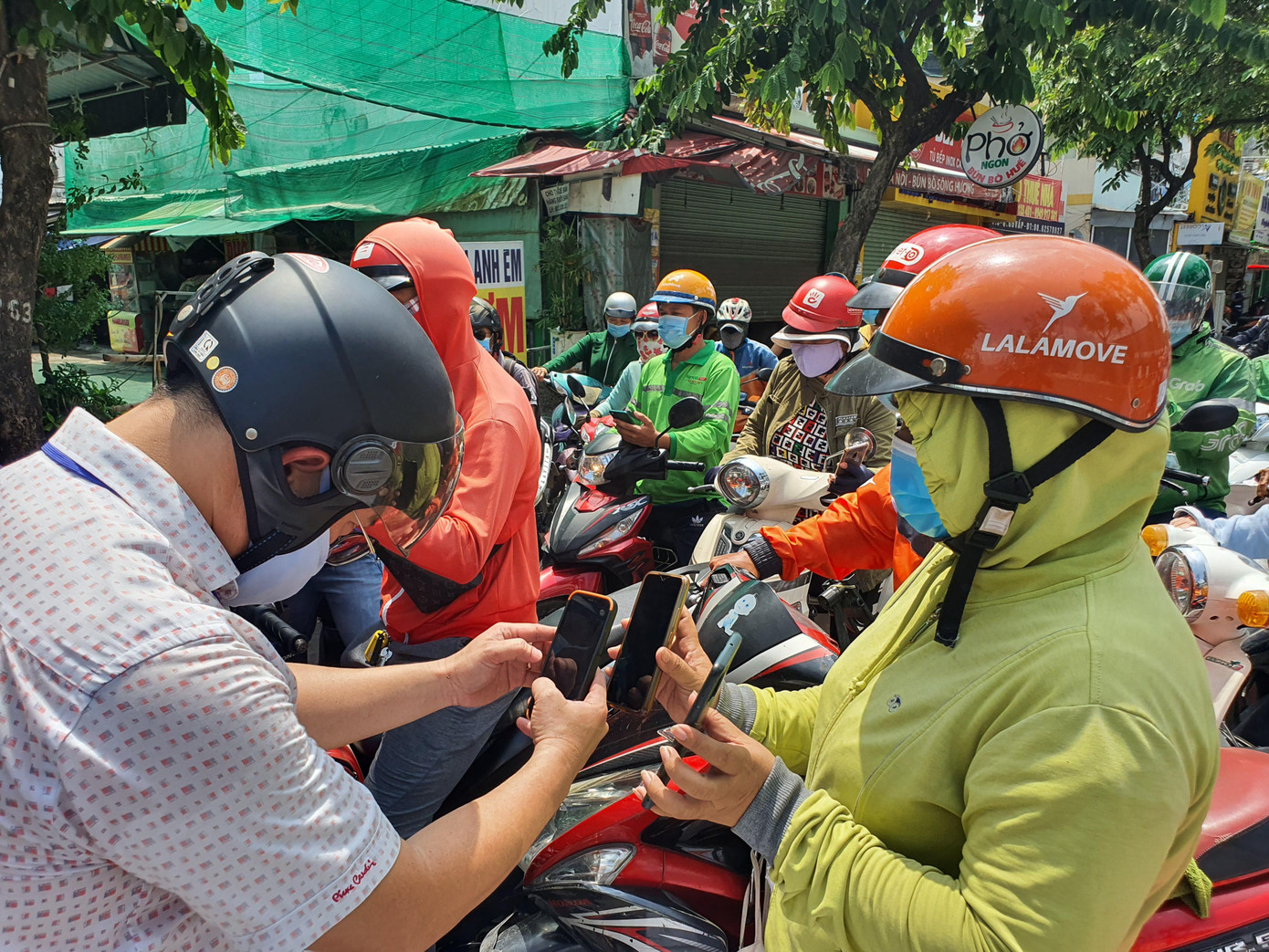 Trong khi đó, tại chốt đường Nguyễn Kiệm, lực lượng chức năng tiến hành quét mã khai báo của người dân. Trong khi đó, tại chốt đường Nguyễn Kiệm, lực lượng chức năng tiến hành quét mã khai báo của người dân.