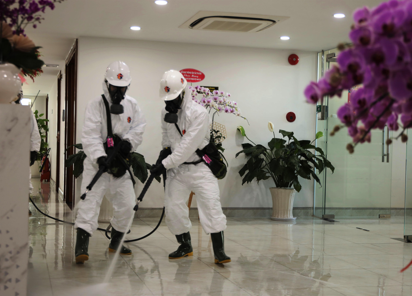 Lực lượng chức năng đã cho triển khai máy bơm chuyên dụng để đưa Cloramin B từ xe đặc chủng lên phun khử khuẩn tại các lối đi chung, thang máy. Lực lượng chức năng đã cho triển khai máy bơm chuyên dụng để đưa Cloramin B từ xe đặc chủng lên phun khử khuẩn tại các lối đi chung, thang máy.