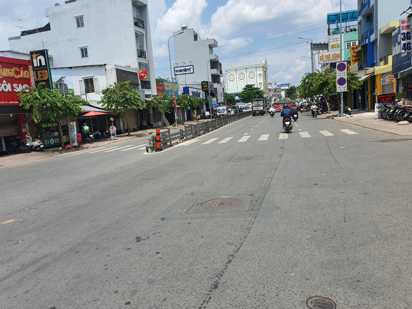 Ghi nhận của phóng viên, do thời điểm hơn 12h trưa nên có rất ít phương tiện lưu thông trên các tuyến đường ở Gò Vấp. Ghi nhận của phóng viên, do thời điểm hơn 12h trưa nên có rất ít phương tiện lưu thông trên các tuyến đường ở Gò Vấp.