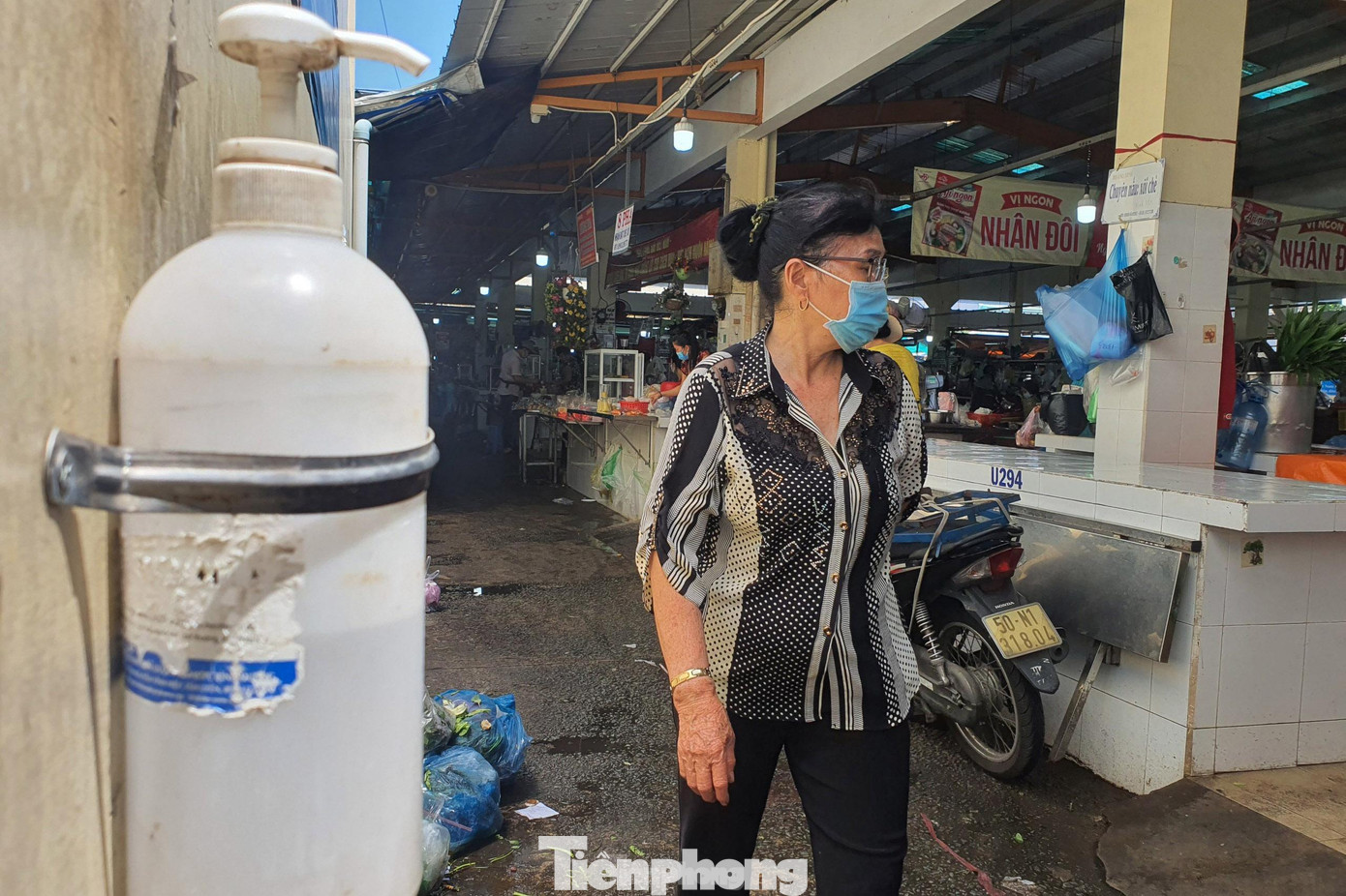 Một số khu chợ truyền thống vẫn duy trì hoạt động nhưng áp dụng nhiều biện pháp phòng chống dịch bệnh như trang bị nước sát khuẩn, kiểm soát số lượng người ra vào chợ. Một số khu chợ truyền thống vẫn duy trì hoạt động nhưng áp dụng nhiều biện pháp phòng chống dịch bệnh như trang bị nước sát khuẩn, kiểm soát số lượng người ra vào chợ.