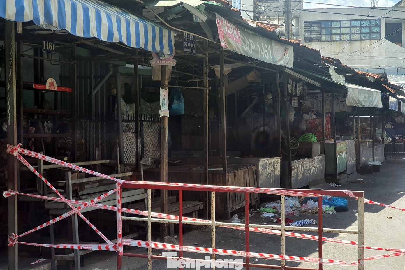 Các sạp kinh doanh không đảm bảo an toàn phòng chống dịch COVID-19 hoặc chủ sạp sợ dịch bệnh nên đóng cửa ngừng kinh doanh. Các sạp kinh doanh không đảm bảo an toàn phòng chống dịch COVID-19 hoặc chủ sạp sợ dịch bệnh nên đóng cửa ngừng kinh doanh.