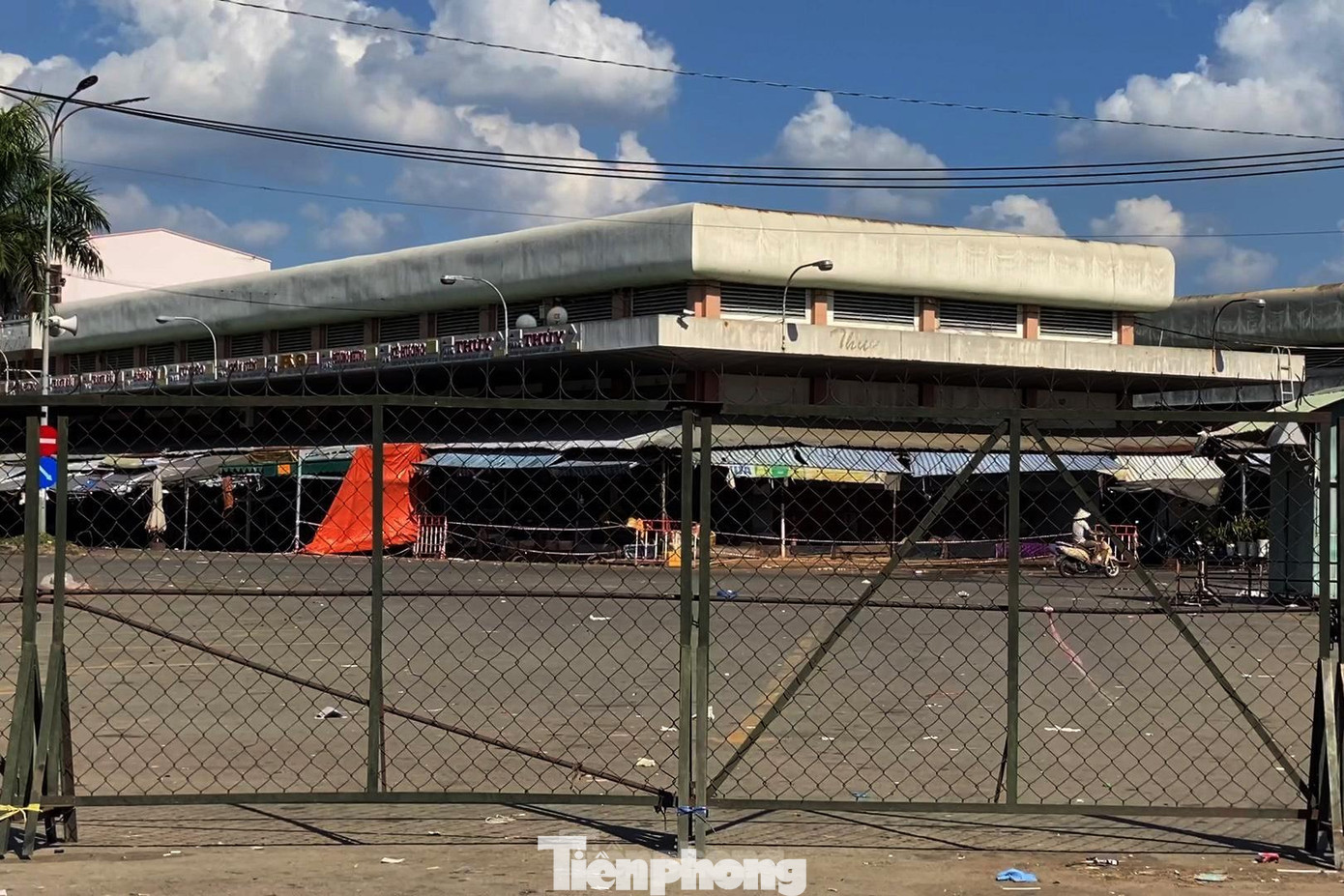 Chợ đầu mối nông sản thực phẩm Hóc Môn, huyện Hóc Môn cũng đã đóng cửa tạm ngừng kinh doanh từ 0h ngày 28/6 để thực hiện các biện pháp phòng chống dịch bệnh sau khi phát hiện nhiều ca mắc COVID-19 tại đây. Chợ đầu mối nông sản thực phẩm Hóc Môn, huyện Hóc Môn cũng đã đóng cửa tạm ngừng kinh doanh từ 0h ngày 28/6 để thực hiện các biện pháp phòng chống dịch bệnh sau khi phát hiện nhiều ca mắc COVID-19 tại đây.