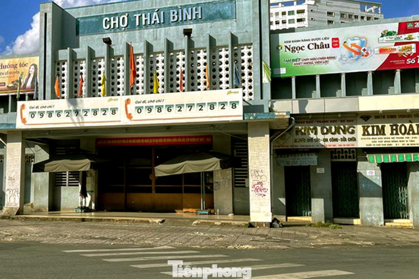 Những khu chợ từng nhộn nhịp, sầm uất giữa trung tâm TPHCM thì nay đã đóng cửa ngừng hoạt động nhiều ngày để thực hiện các biện pháp phòng chống dịch bệnh COVID-19. Những khu chợ từng nhộn nhịp, sầm uất giữa trung tâm TPHCM thì nay đã đóng cửa ngừng hoạt động nhiều ngày để thực hiện các biện pháp phòng chống dịch bệnh COVID-19.