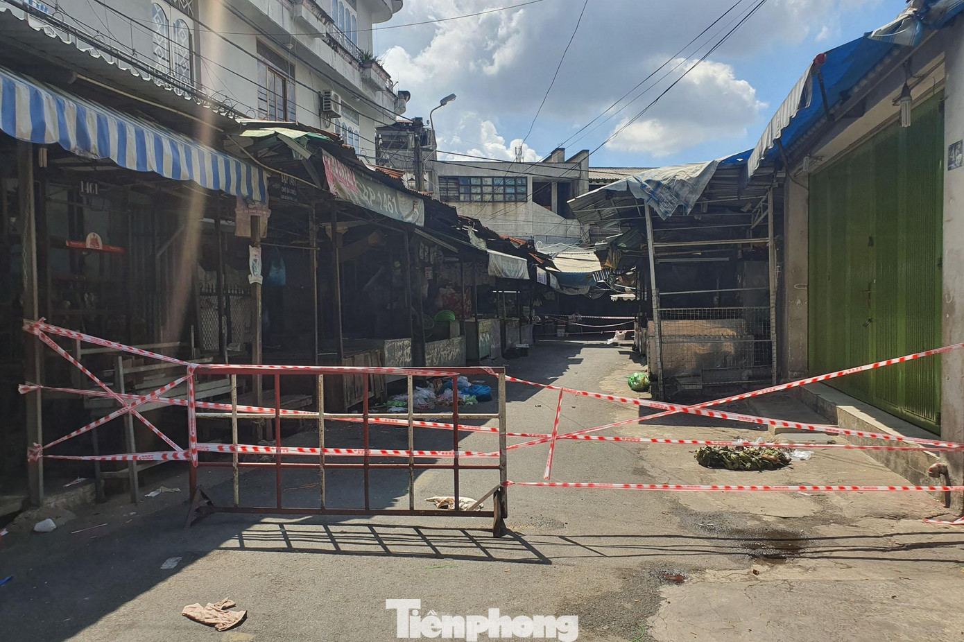 Các lối đi phụ vào chợ Bà Chiểu được phong tỏa. Các lối đi phụ vào chợ Bà Chiểu được phong tỏa.