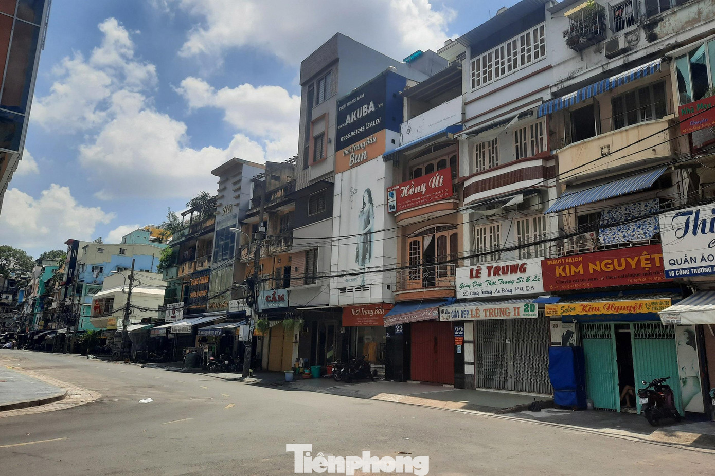 Nhiều hộ kinh doanh ở khu vực gần chợ An Đông cũng đã đóng cửa, dọn hàng ngừng kinh doanh nhiều ngày qua vì tác động của COVID-19. Nhiều hộ kinh doanh ở khu vực gần chợ An Đông cũng đã đóng cửa, dọn hàng ngừng kinh doanh nhiều ngày qua vì tác động của COVID-19.