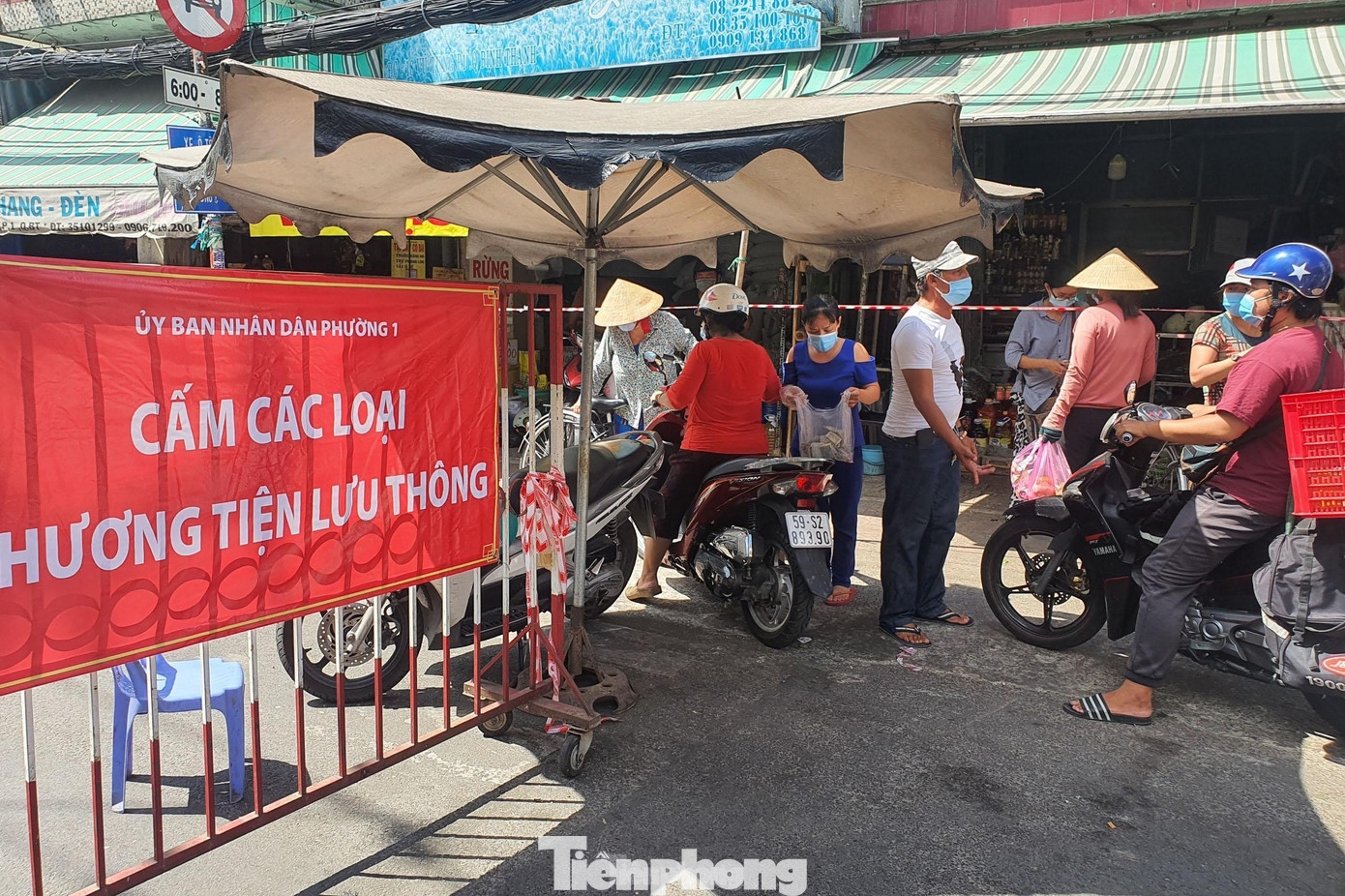 Trong khi đó, chợ Bà Chiểu (quận Bình Thạnh) sau khi tạm ngừng kinh doanh một ngày để lấy mẫu xét nghiệm tầm soát COVID-19 cho toàn thể tiểu thương đã hoạt động trở lại. Tuy nhiên, cơ quan chức năng đã tổ chức lực lượng để kiểm soát số lượng người ra vào chợ. Trong khi đó, chợ Bà Chiểu (quận Bình Thạnh) sau khi tạm ngừng kinh doanh một ngày để lấy mẫu xét nghiệm tầm soát COVID-19 cho toàn thể tiểu thương đã hoạt động trở lại. Tuy nhiên, cơ quan chức năng đã tổ chức lực lượng để kiểm soát số lượng người ra vào chợ.