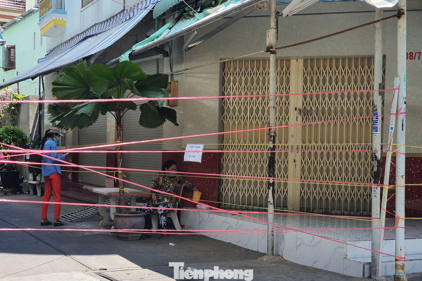 Trước khi các chợ truyền thống đóng cửa, nhiều khu chợ tự phát ở các khu dân cư cũng đã bị đóng cửa để phòng dịch COVID-19. Trước khi các chợ truyền thống đóng cửa, nhiều khu chợ tự phát ở các khu dân cư cũng đã bị đóng cửa để phòng dịch COVID-19.