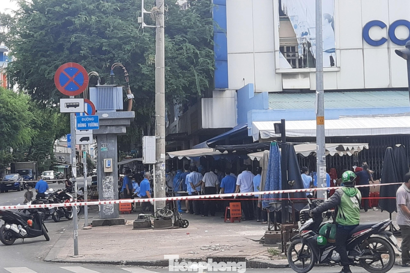 Cơ quan chức năng đang tiến hành lấy mẫu xét nghiệm tầm soát COVID-19 cho tiểu thương, người dân kinh doanh trong chợ. Cơ quan chức năng đang tiến hành lấy mẫu xét nghiệm tầm soát COVID-19 cho tiểu thương, người dân kinh doanh trong chợ.